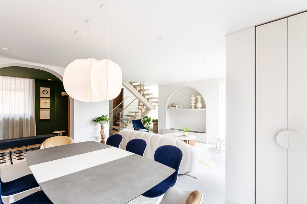 Una casa llena de arcos y colores en cajicá, cundinamarca Comedor de casa en cajicá