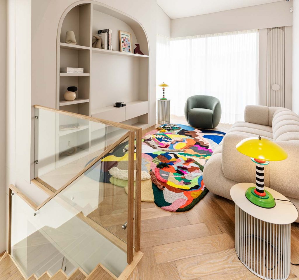 Una casa llena de arcos y colores en cajicá, cundinamarca Sala de tv de casa en cajicá