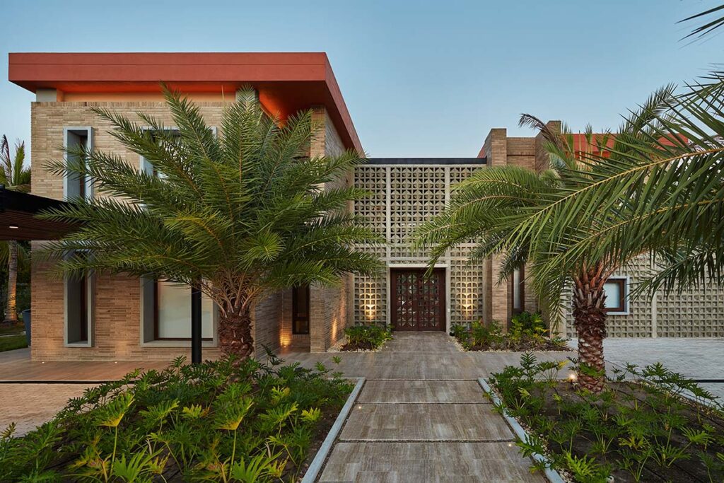 En el diseño de esta casa en el caribe colombiano se vincula la piscina y el mar