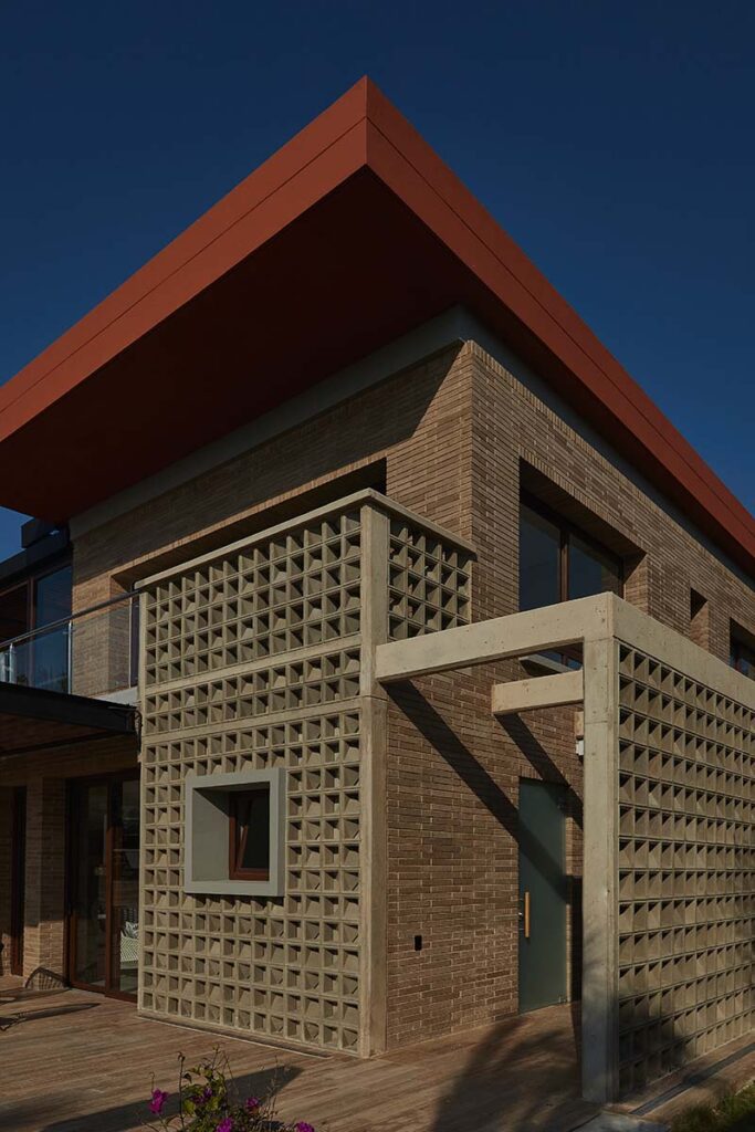 En el diseño de esta casa en el caribe colombiano se vincula la piscina y el mar