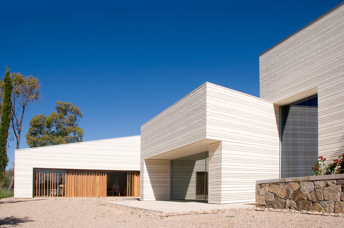 En el segundo piso, las habitaciones abren sus ventanas hacia el norte sobre el jardín y la vista del valle del Tajo.