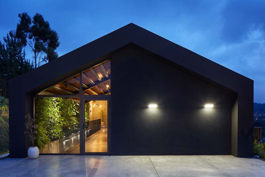 Esta casa a las afueras de medellín logra una estabilidad climática especial