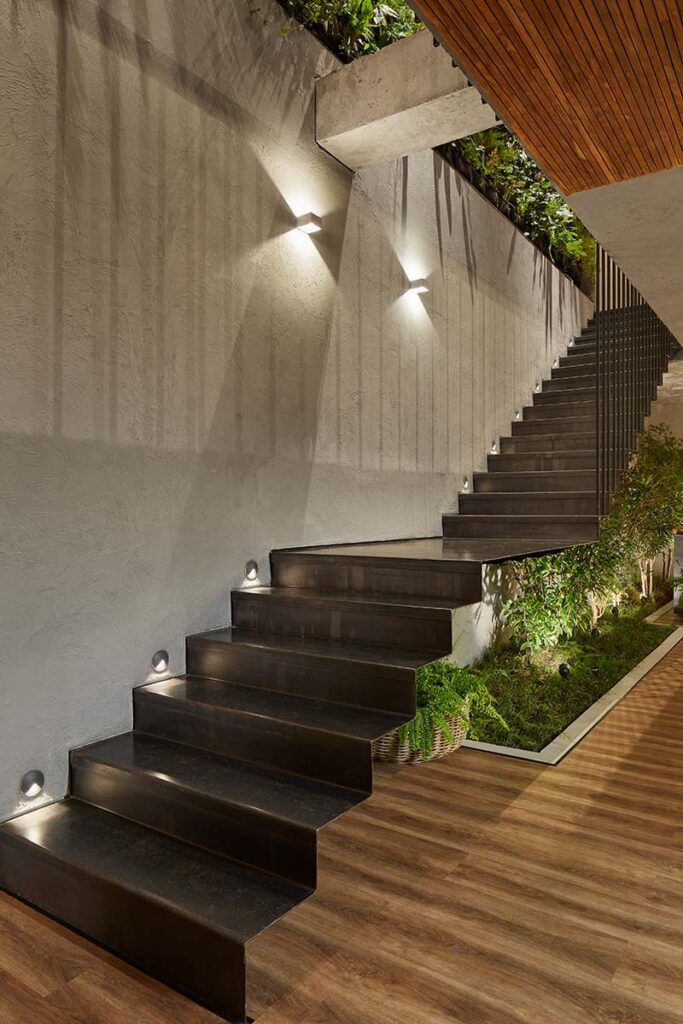 Esta casa a las afueras de medellín logra una estabilidad climática especial