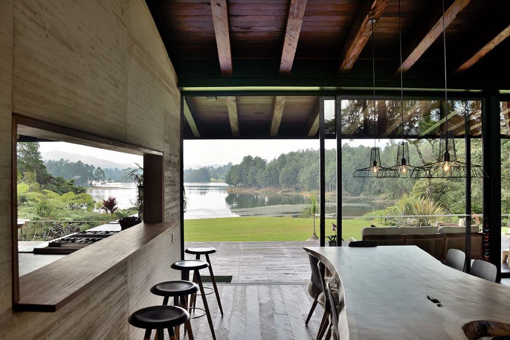 Una vida de puertas hacia afuera en esta gran casa en medellín Una vida de puertas hacia afuera en esta gran casa en medellín