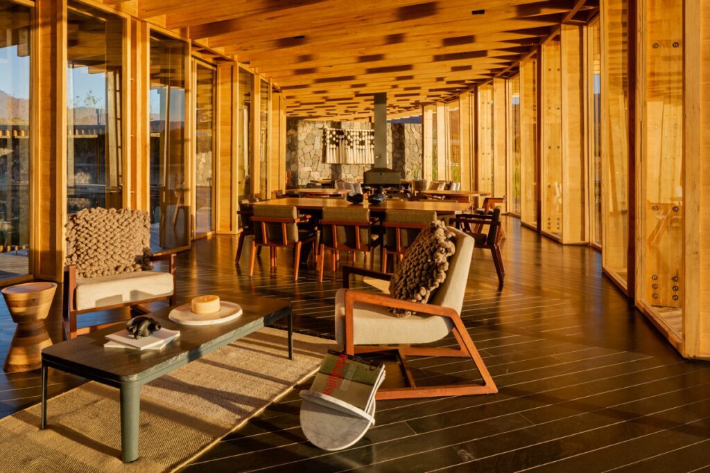 Una casa club en méxico que está fundida con un lago