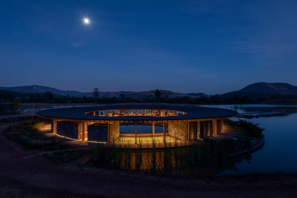 Una casa club en méxico que está fundida con un lago