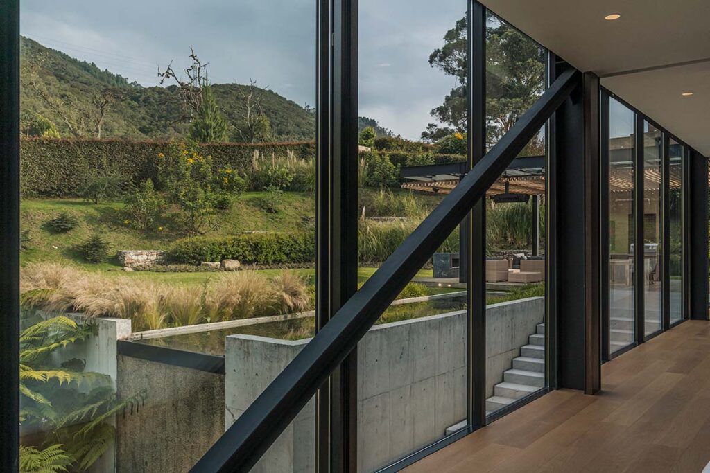 En esta casa en guasca, cundinamarca, el protagonista es el vidrio