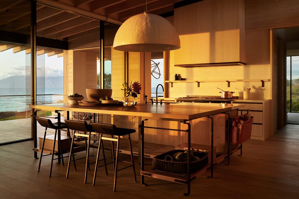 Una casa en hawái que se ubica en el medio entre la tierra y el mar Una casa en hawái que se ubica en el medio entre la tierra y el mar