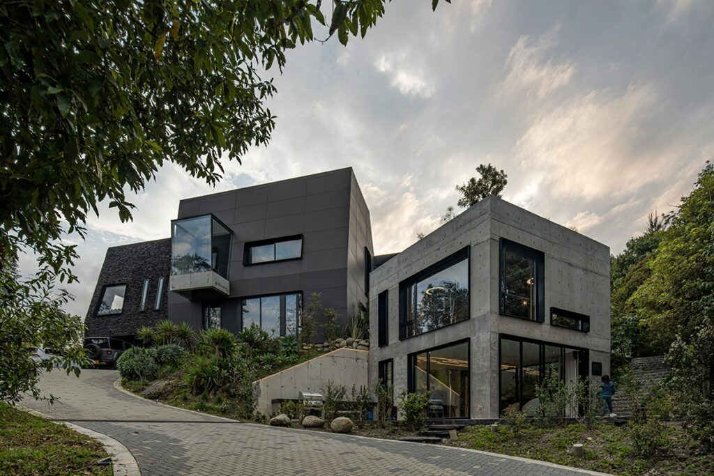 Cuatro grandes casas en medellín que se relacionan con su entorno