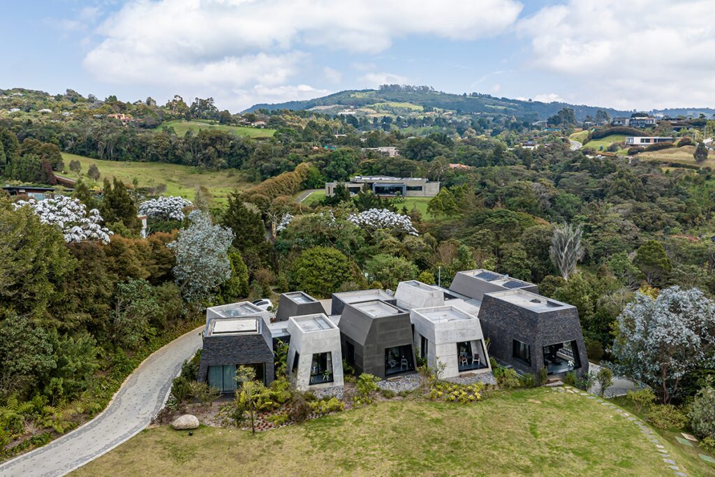 Cuatro grandes casas en medellín que se relacionan con su entorno