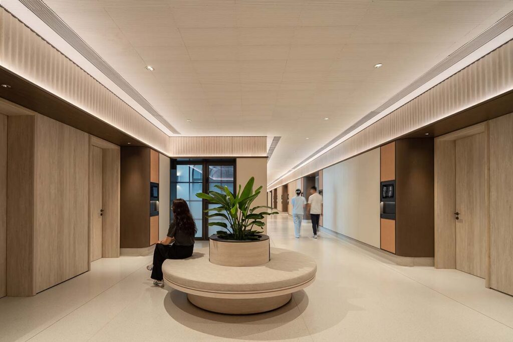 Centro médico en china con una arquitectura serena y relajante.