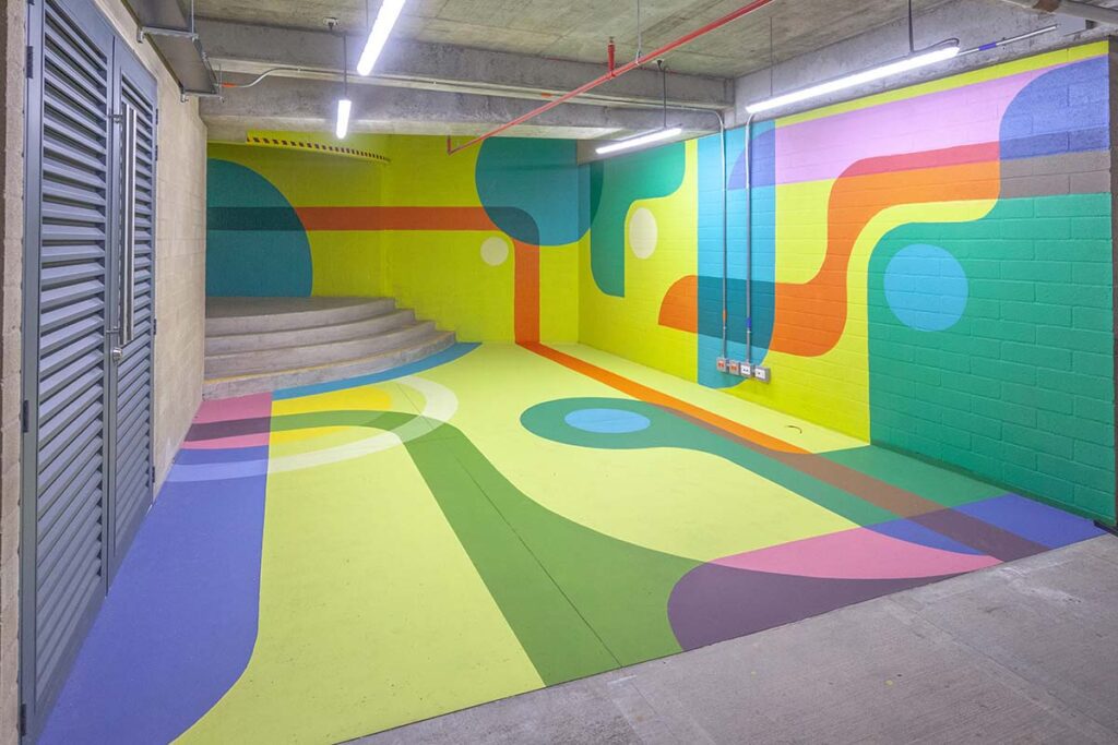 Este claustro invertido es un edificio que propone una educación mezclada con el entorno