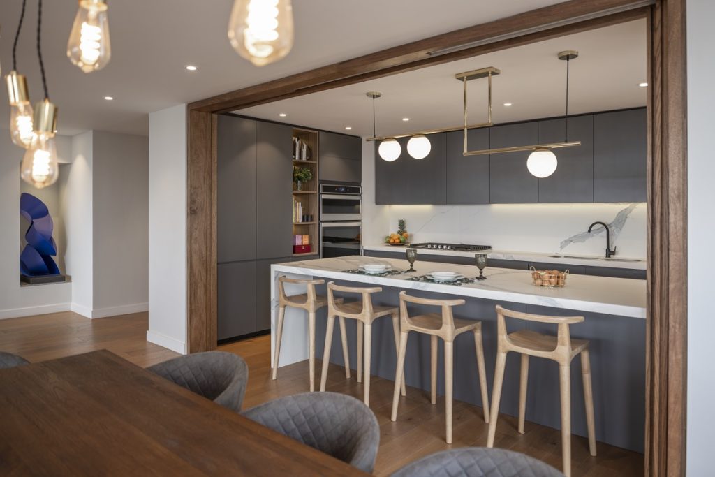 El uso de tonos cálidos y vibrantes en las cocinas es tendencia