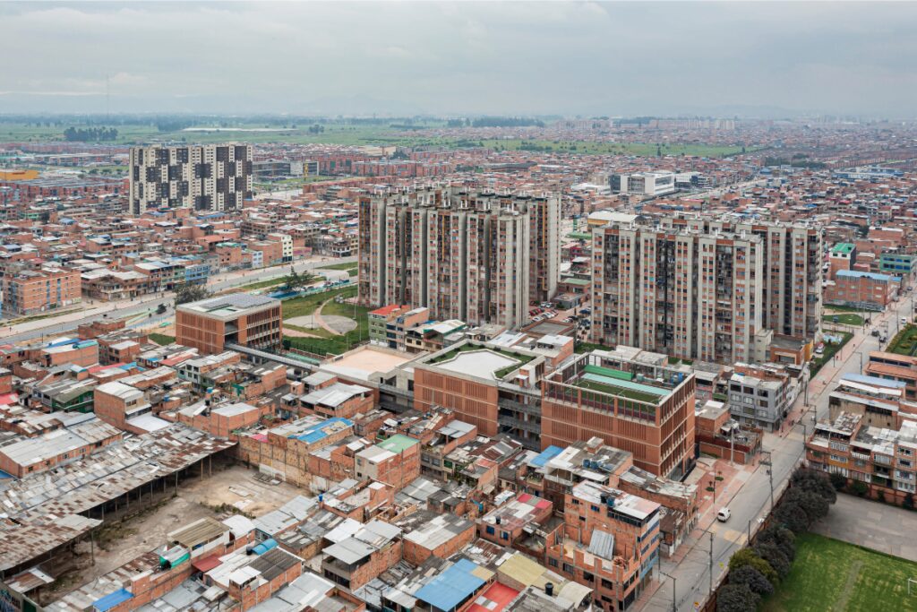 Un colegio en bogotá con una arquitectura pública de calidad