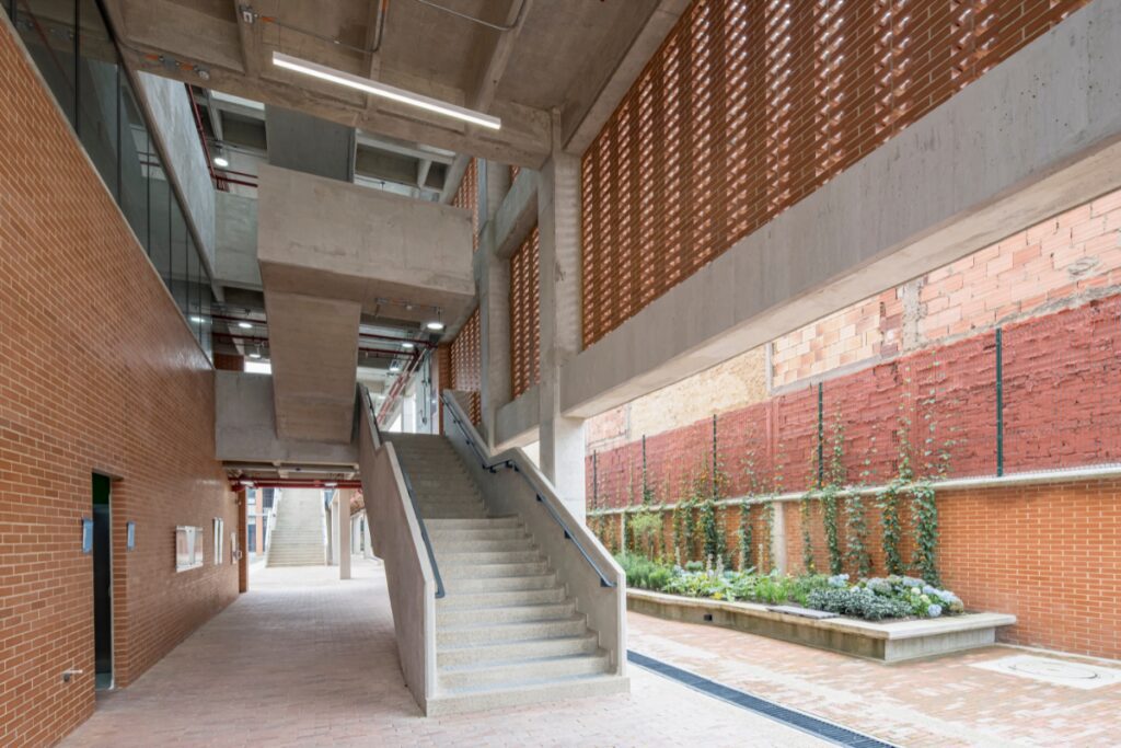Un colegio en bogotá con una arquitectura pública de calidad