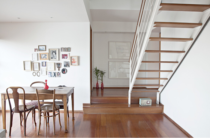 Una mesa de madera para planchar, comprada en un anticuario del barrio Usaquén, en Bogotá, se convirtió en el comedor. Esta pieza tiene un hueco producido por el calor que generaba el electrodoméstico cuando estaba apoyado sobre ella; sus cuatro sillas son distintas –tres eran de la abuela de la propietaria–. Los marcos, adquiridos en diversos mercados de pulgas, exposiciones y viajes, son de distintos tamaños y formas, tienen dibujos, fotos de artistas como Frida Kahlo y espejos.