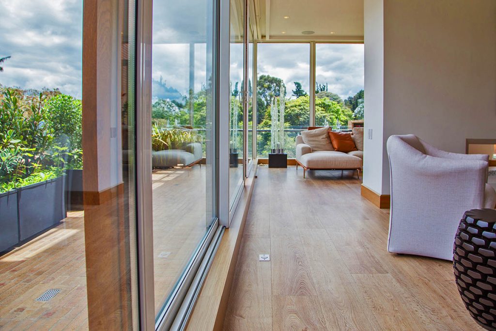 Pisos de madera: la mejor opción para ambientar su casa Piso laminado de divano.