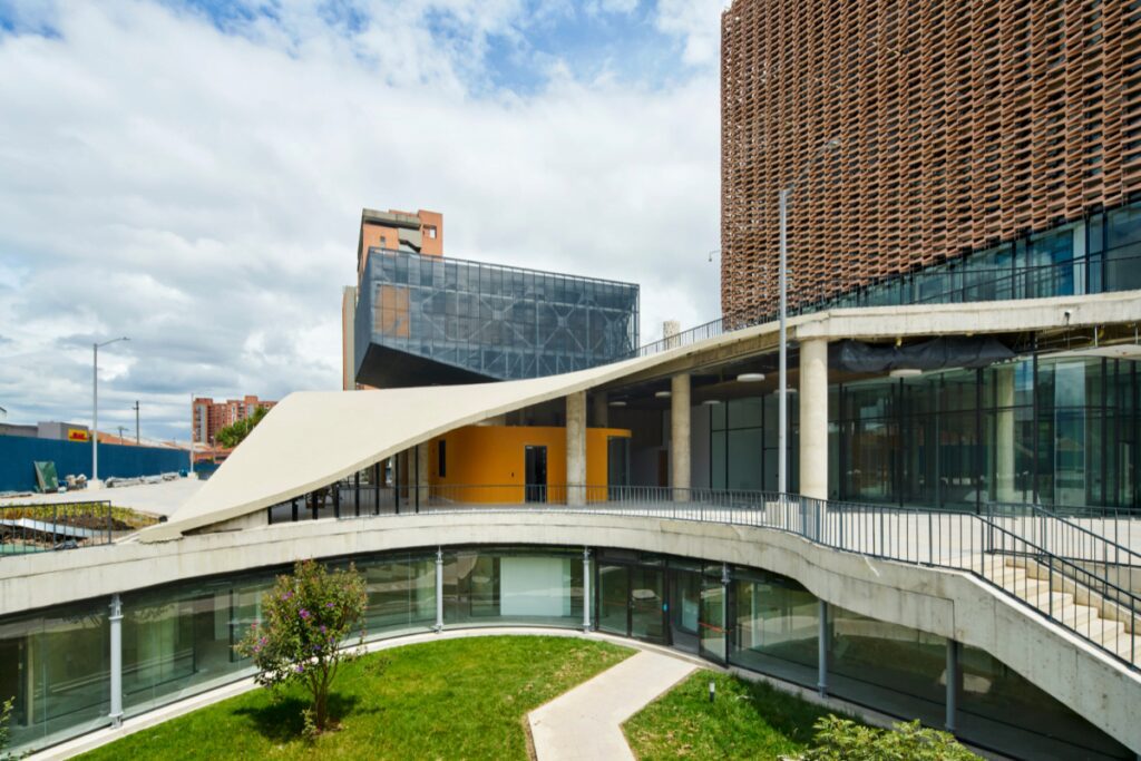 Edificio del comando de la policía metropolitana de bogotá