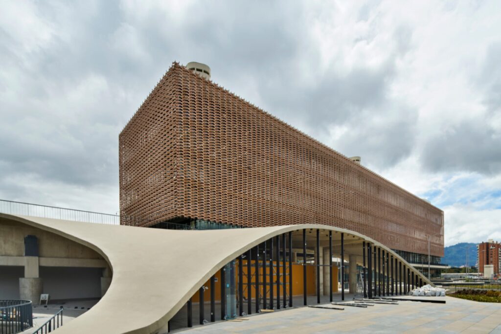El nuevo edificio de la policía en bogotá que dialoga con el ciudadano