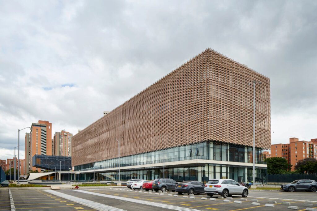 El nuevo edificio de la policía en bogotá que dialoga con el ciudadano