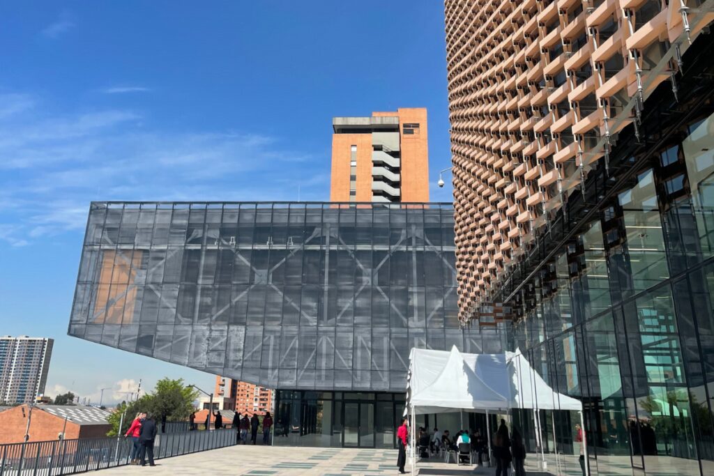 Edificio del comando de la policía metropolitana de bogotá