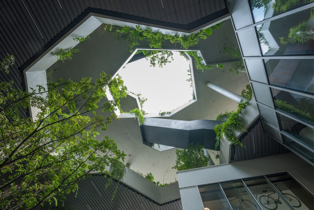 La arquitectura de un edificio que juega con los espacios comerciales y el entorno