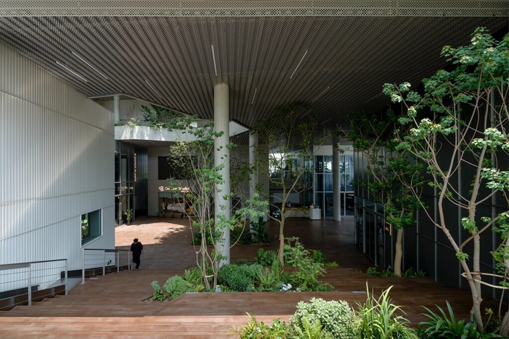 La arquitectura de un edificio que juega con los espacios comerciales y el entorno