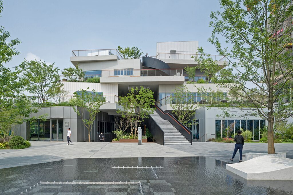 La arquitectura de un edificio que juega con los espacios comerciales y el entorno