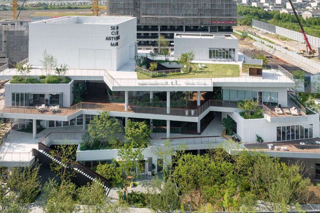 La arquitectura de un edificio que juega con los espacios comerciales y el entorno