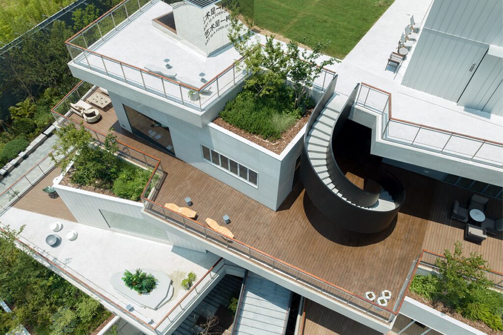 La arquitectura de un edificio que juega con los espacios comerciales y el entorno