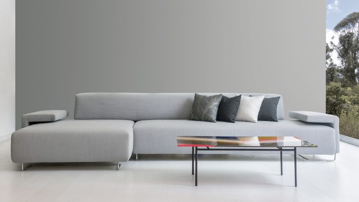 Sofá Lowland con estructura de poliéster y base de acero inoxidable; mesa de centro Fishbone con superficie de Structure Top Sintética y base de polipropileno; cojines de poliéster, todo lo anterior diseñado por Patricia Urquiola para Moroso, en Altek.