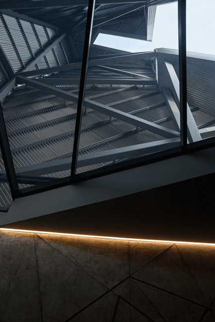 Diseño deconstructivista en esta destilería de vino y brandy en rusia