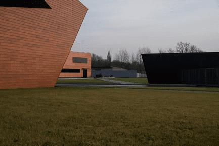 Diseño deconstructivista en esta destilería de vino y brandy en rusia