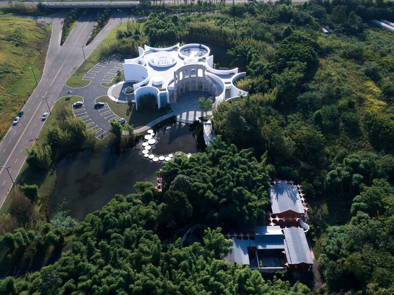Un sorprendente salón cultural rodeado de bosque de bambú en china Un sorprendente salón cultural rodeado de bosque de bambú en china