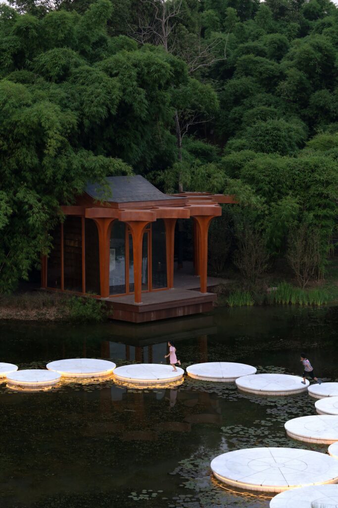 Un sorprendente salón cultural rodeado de bosque de bambú en china Un sorprendente salón cultural rodeado de bosque de bambú en china
