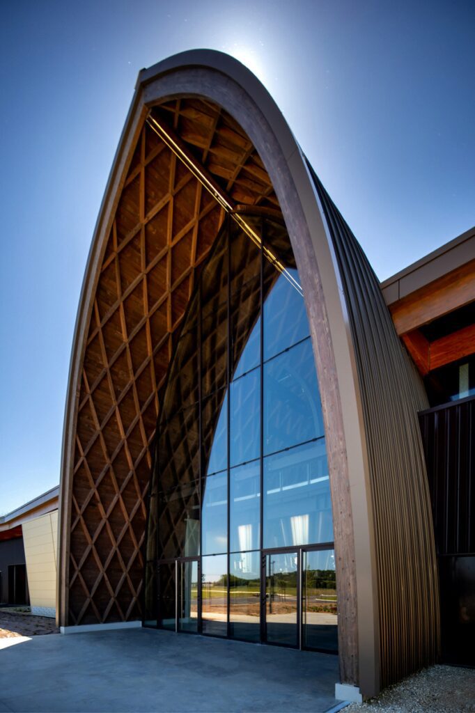 La sorprendente estructura de una cava de vinos en francia