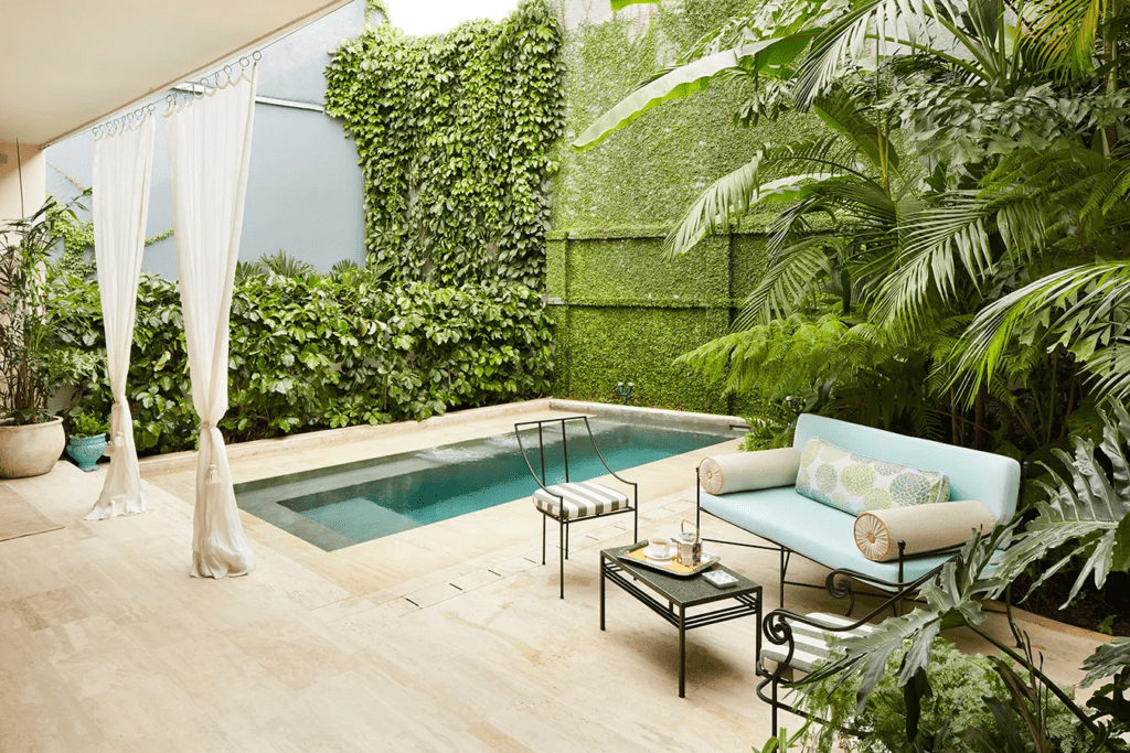 Una casa en cali donde predominan el verde en todos sus tonos y la vegetación