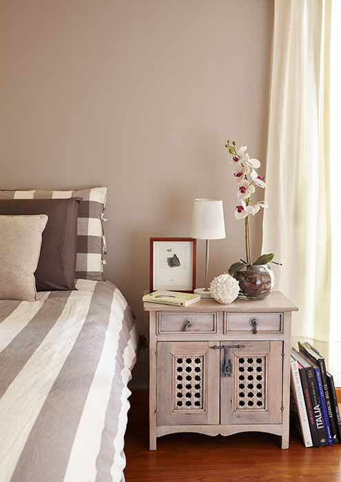 La única cortina presente en el apartamento es un velo de faya que cuelga en la habitación principal. La cama, cubierta por un juego de algodón egipcio de 300 hilos, está ubicada entre dos mesas de noche hechas en cedro. La superficie de esta pieza reúne una obra del artista antioqueño José Antonio Suárez Londoño, una vela esférica de Zara Home y una lámpara de Ikea con base de metal pintada de blanco, tubo de aluminio y caperuza de tela.