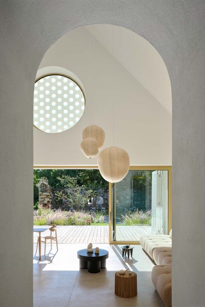 La casa de este arquitecto es íntima, artística y llena de luz