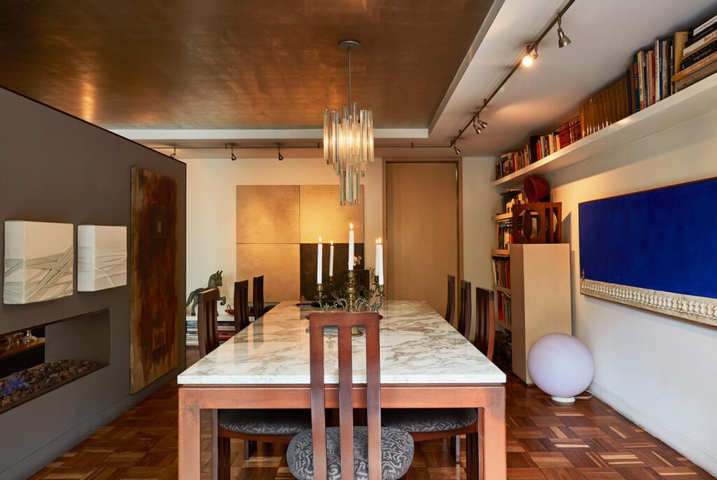 La remodelación de un apartamento de 1963 diseñado por rafael obregón