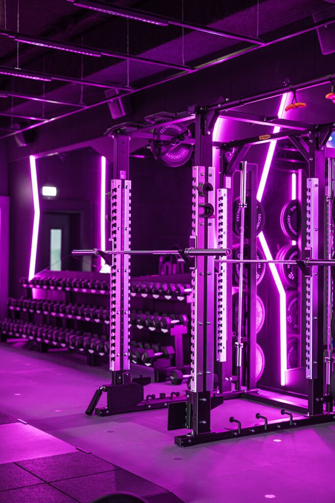 Entrar a este gimnasio es sumergirse en una discoteca futurista de ‘techno’ y ‘cyberpunk’