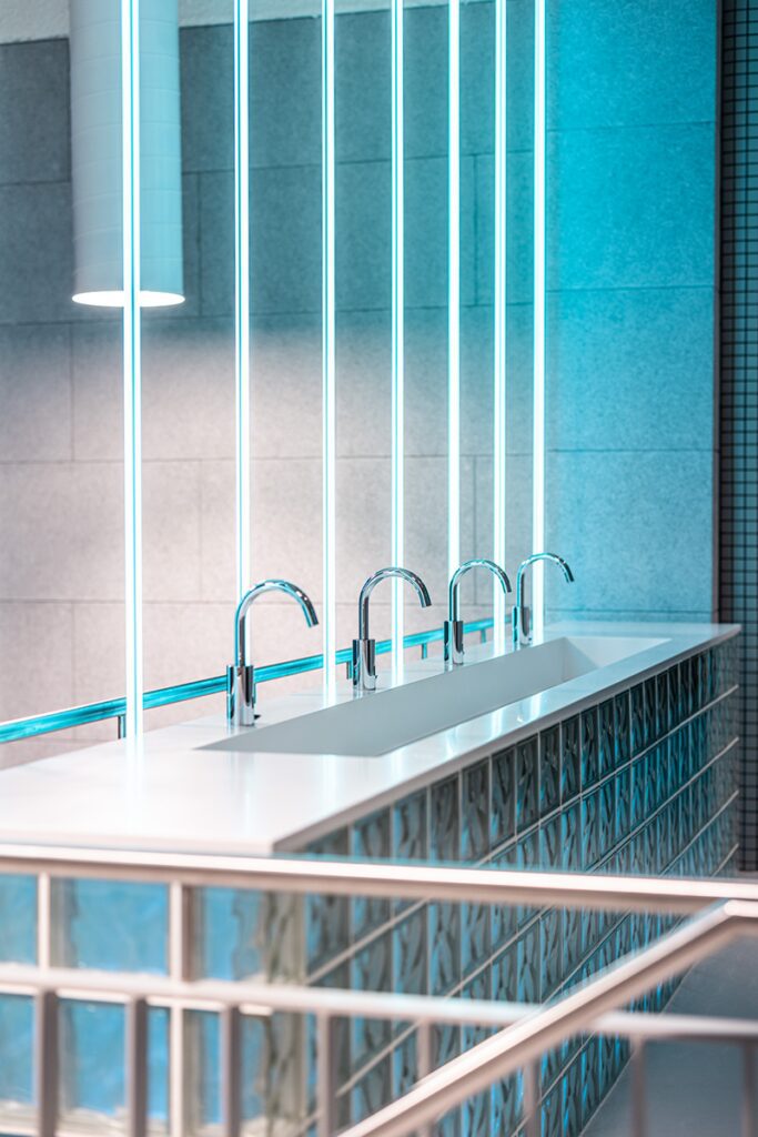 Gimnasio inspirado en discotecas techno y ciberpunk en austria.