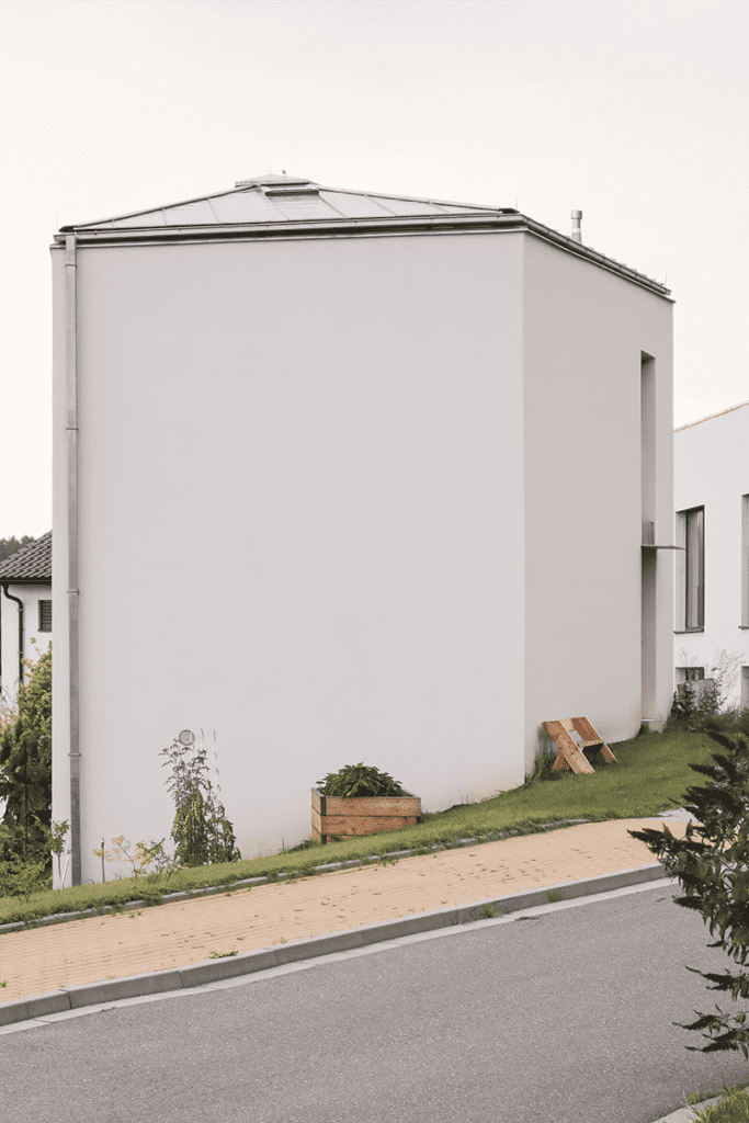 Una casa de siete pisos en república checa que articula el espacio y la luz