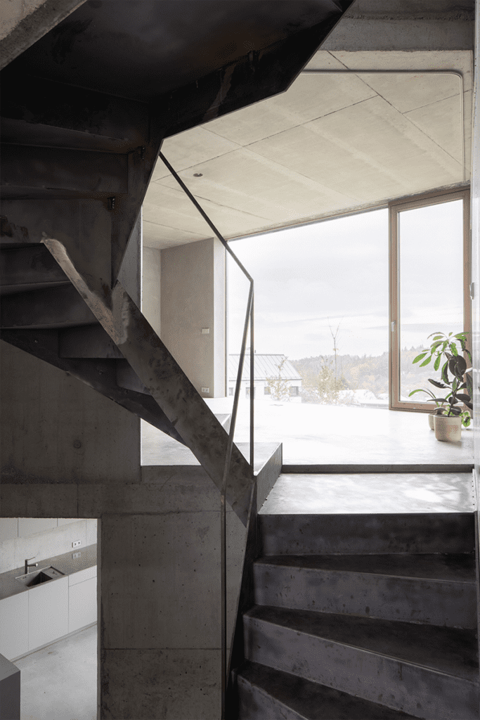 Una casa de siete pisos en república checa que articula el espacio y la luz