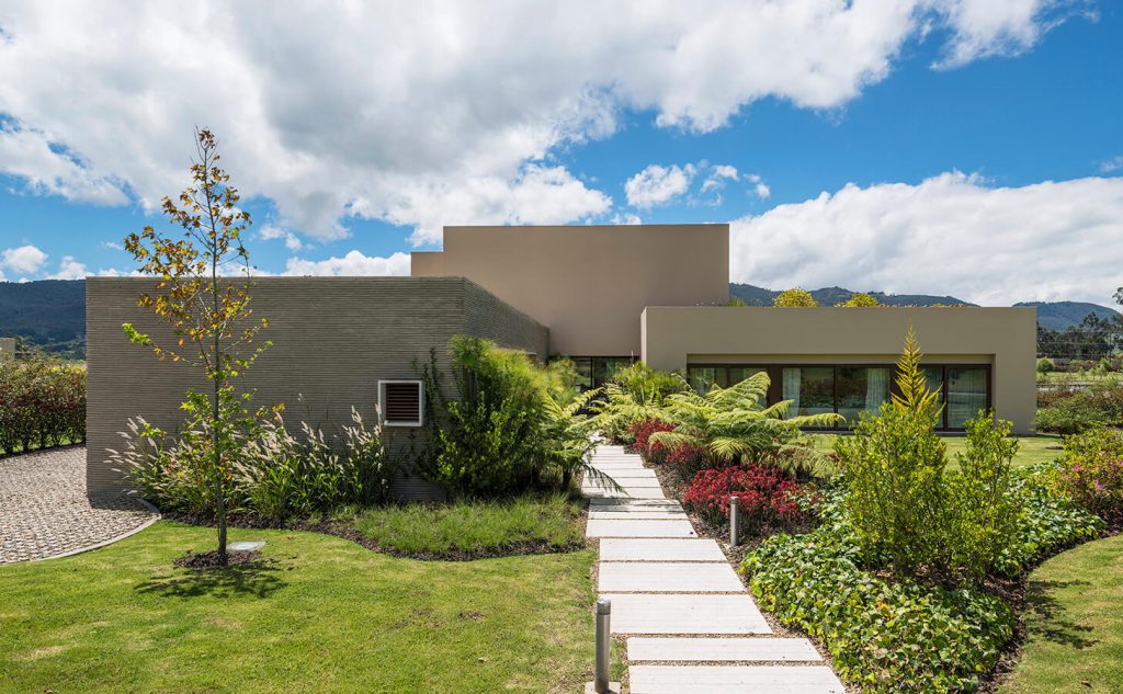 Una casa en las montañas de la sabana de bogotá que mezcla lo rústico y lo moderno