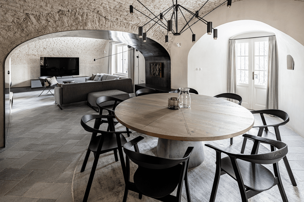 Una antigua caseta de vigilancia ahora es una casa cómoda y contemporánea