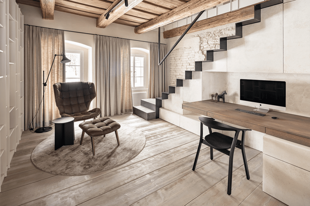 Una antigua caseta de vigilancia ahora es una casa cómoda y contemporánea