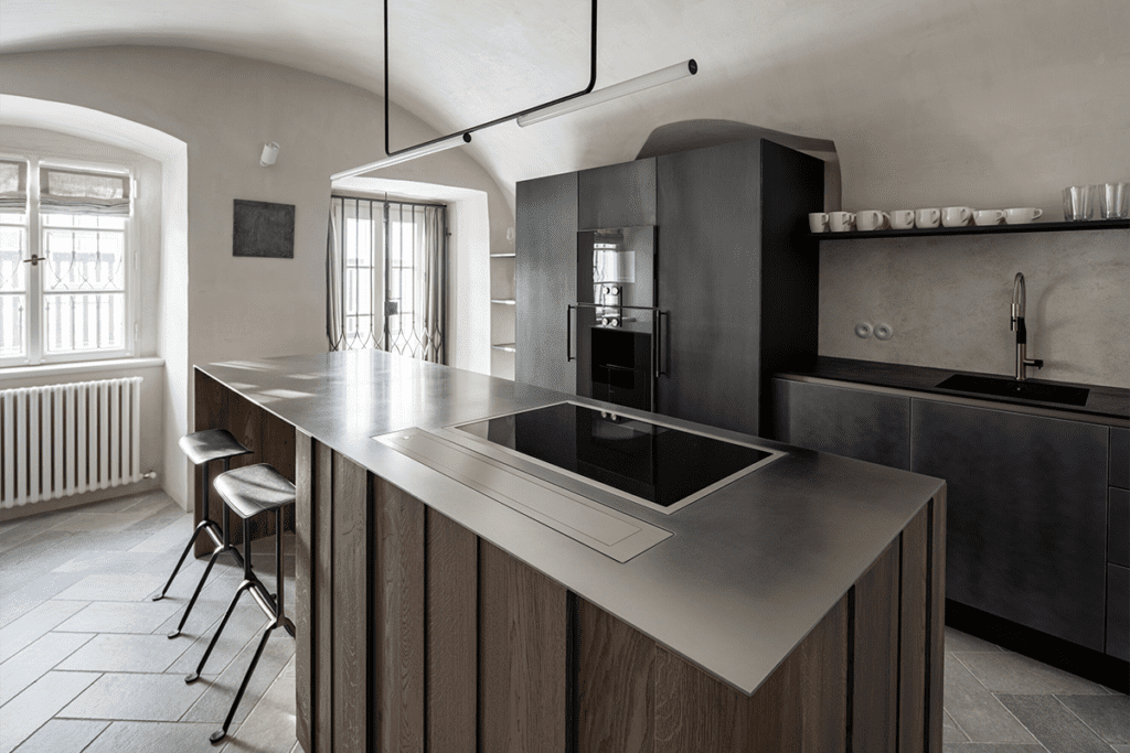 Una antigua caseta de vigilancia ahora es una casa cómoda y contemporánea