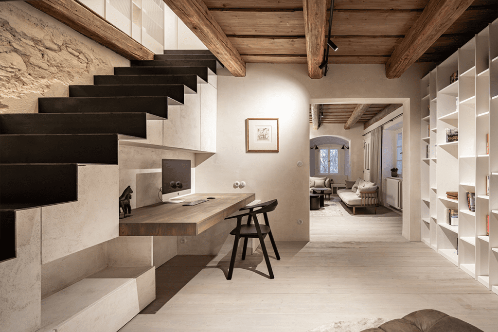 Una antigua caseta de vigilancia ahora es una casa cómoda y contemporánea