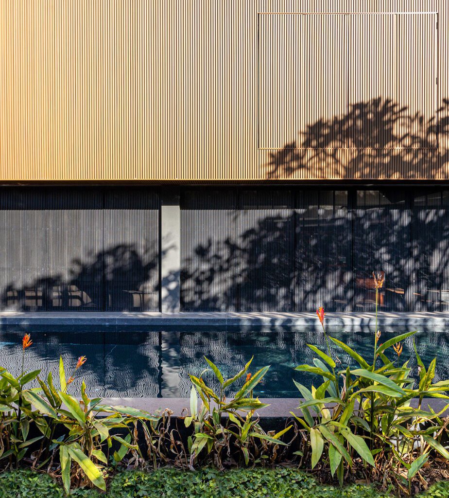 En esta casa en brasil se usó madera ecológica en la fachada En esta casa en brasil se usó madera ecológica en la fachada